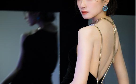 万茜撞衫佟丽娅同穿黑色露背裙，果然还是新疆美女能打