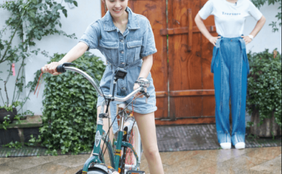 张佳宁穿搭减龄又可爱,驾驭起香芋紫色真的A爆了