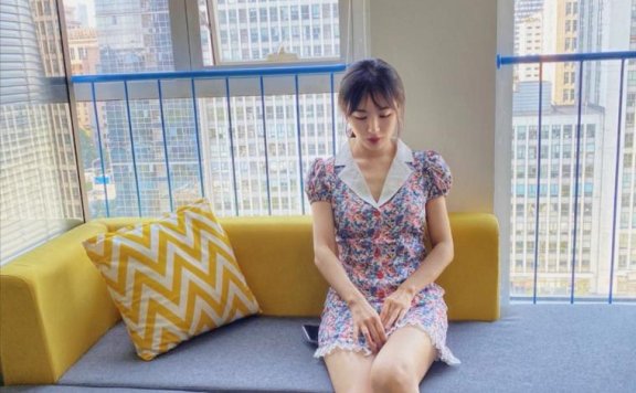 李菲儿晒田园风美照,翻领连衣裙尽显优雅复古范,法式腔调十足