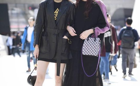 韩国女生太会穿,早秋的韩国街拍看似普通却暗藏“小心机”,这穿搭真好