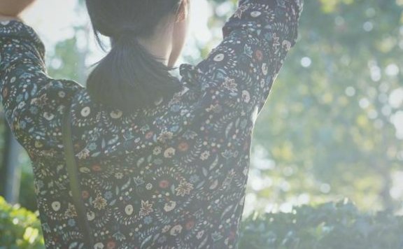 孙莉微博发新造型,碎花衬衣温婉美到惊人