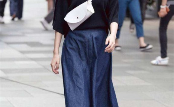 初秋街拍性感风搭配怎么少得了“露腰装”呢,简约大气还时髦