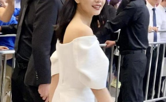 路人镜头下的高圆圆一袭露肩白裙清新优雅,比精修图美得更惊艳