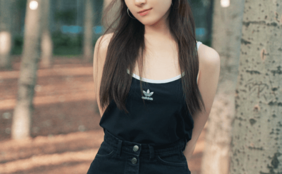 李兰迪穿搭复古,小肉脸显嫩又文艺