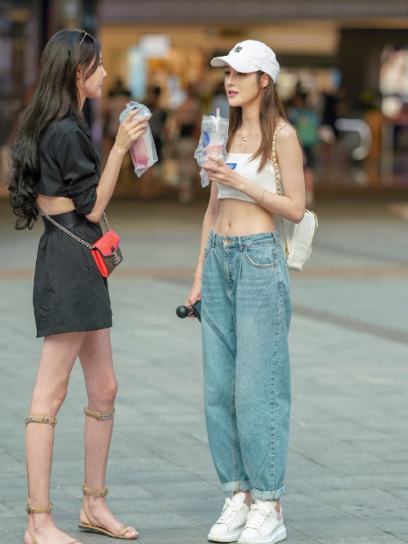 国内街拍：白色上衣搭配浅蓝牛仔裤风格独特，复古气息十足！