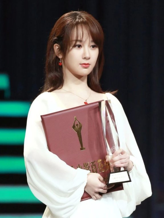 杨紫披肩发配长裙礼服,难得有了美女范儿