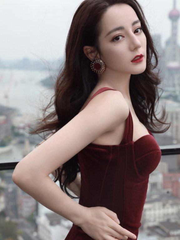 性感迪丽热巴紧身吊带裙凹出S型身材,红裙大波浪美的不可方物