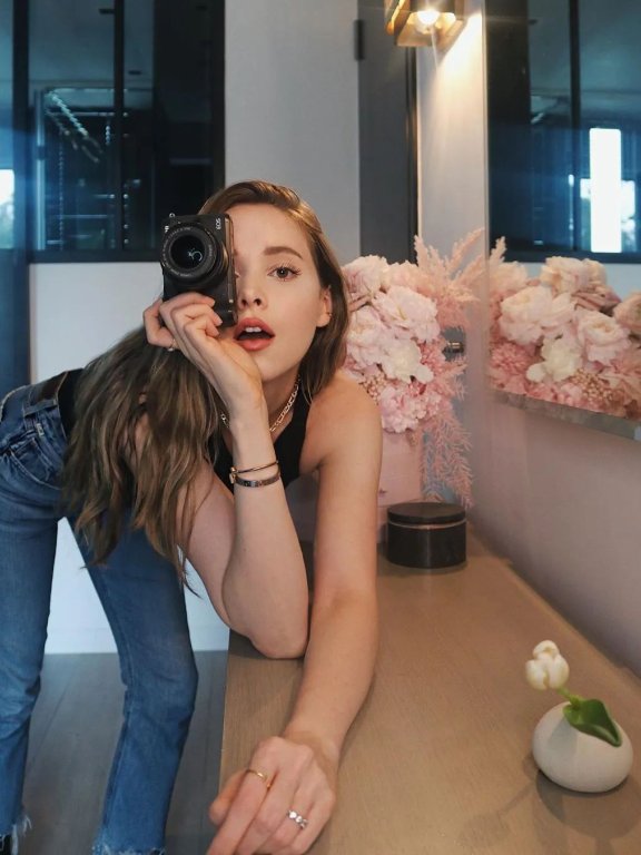 保姆级“自拍教科书”火爆外网!解锁你朋友圈国庆高赞