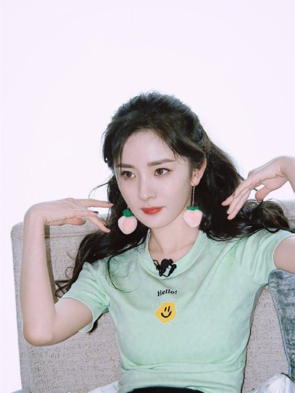 身材好的女生学杨幂T恤配牛仔褂,休闲减龄还能秀出丰满身材