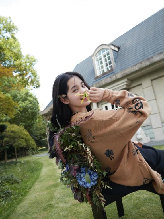 欧阳娜娜小鹿斑比联名款上线,童趣可爱时尚感满满