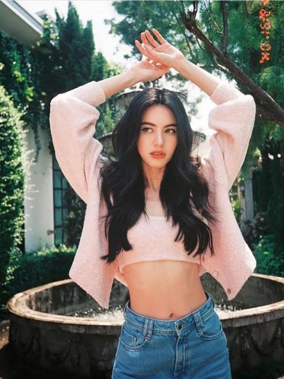 泰国一枝花MAI晒照!短上衣配牛仔裤“蚂蚁腰”瞩目,身材太美