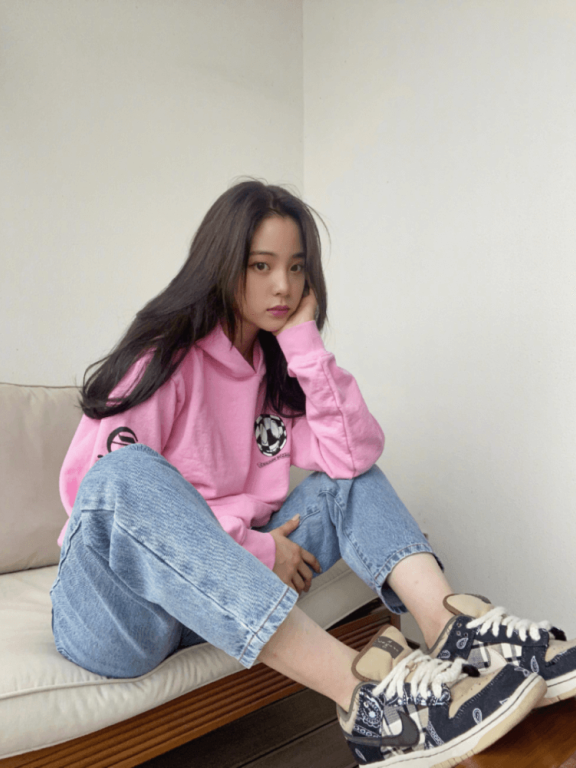 欧阳娜娜粉色卫衣配牛仔裤,一头长发温柔到骨子里