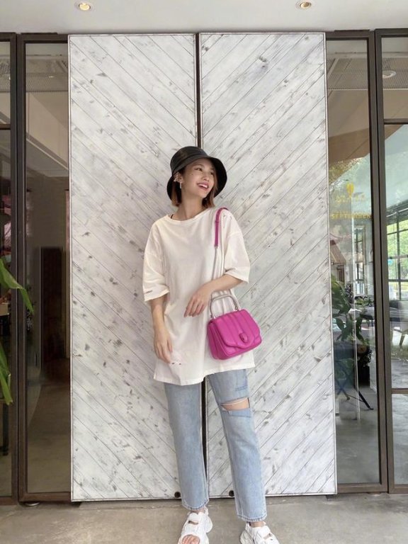 杨丞琳私服出街好惬意,白衣蓝裤超耐看,“面包”包太抢镜
