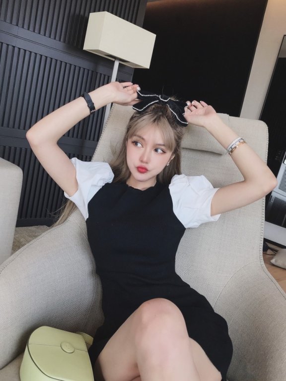 周扬青生日父亲送星空影院庆生,白袖黑裙秀曼妙身材