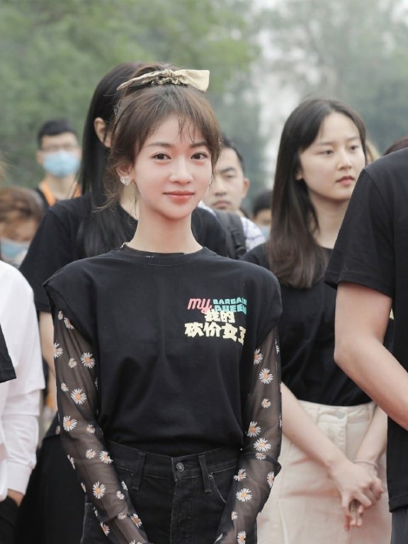 吴谨言T恤搭配罗马绑带式高跟鞋,穿出了礼服感