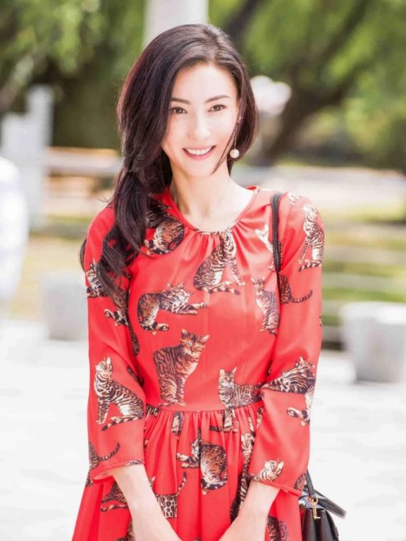 张柏芝卡通印花裙搭波浪卷发,美成28岁美少女