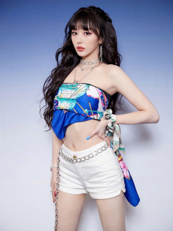 孔雪儿丝巾搭配超短裤好性感,元气满满少女范儿