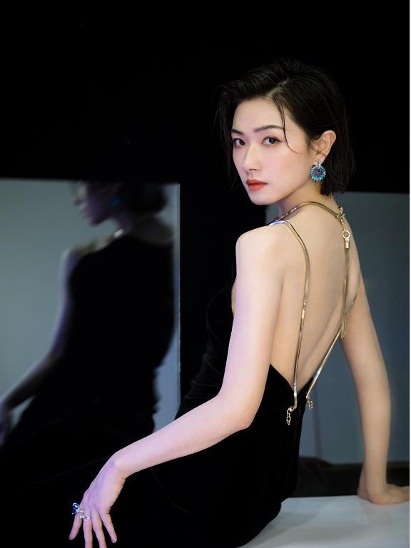 万茜撞衫佟丽娅同穿黑色露背裙,果然还是新疆美女能打
