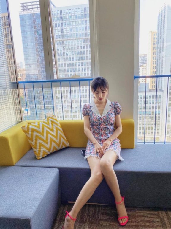 李菲儿晒田园风美照,翻领连衣裙尽显优雅复古范,法式腔调十足