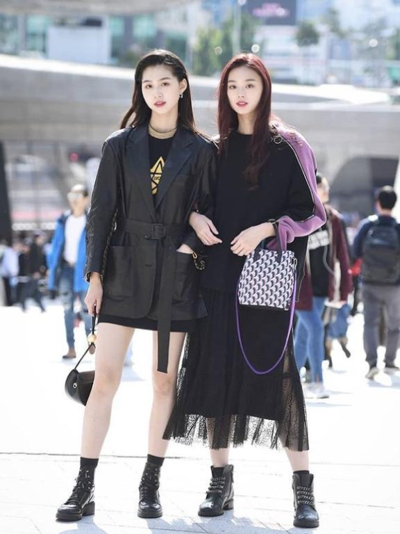 韩国女生太会穿,早秋的韩国街拍看似普通却暗藏“小心机”,这穿搭真好