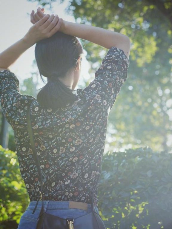 孙莉微博发新造型,碎花衬衣温婉美到惊人
