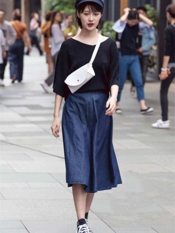 初秋街拍性感风搭配怎么少得了“露腰装”呢,简约大气还时髦