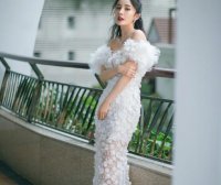 杨幂白色大雪花抹胸长裙秀出肩颈线,清新时尚养眼