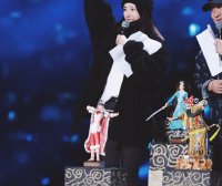 杨幂穿黑色夹克搭九分裤,比一般人的搭配还时髦!