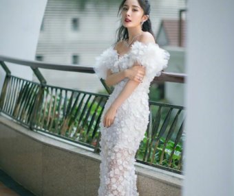 杨幂白色大雪花抹胸长裙秀出肩颈线,清新时尚养眼