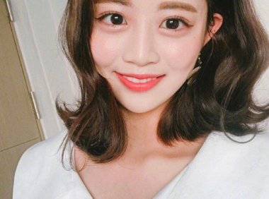 三七分外翘蛋卷中长发造型，甜系小仙女必备！