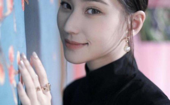 最美千金何超莲罕见穿旗袍扎低马尾妆容淡雅,气质远胜普通人