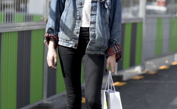 牛仔短外套如何搭配 永恒经典绝对百搭