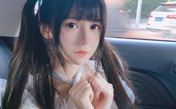 蔡萝莉随便一件居家睡衣,仅上衣就要11800