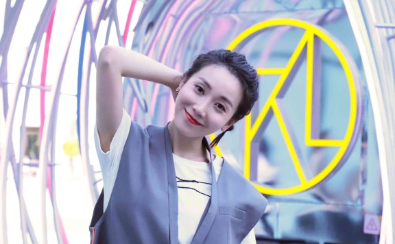 许歌甜酷风街拍 清新元气捕捉秋日清凉