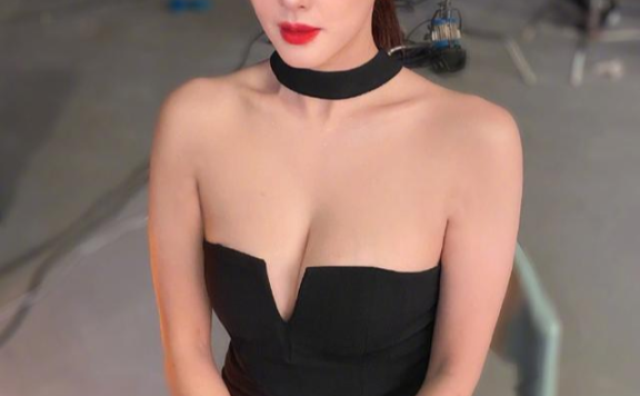 张雨绮穿深V礼服秀性感身材,网友:衣服穿厚点!