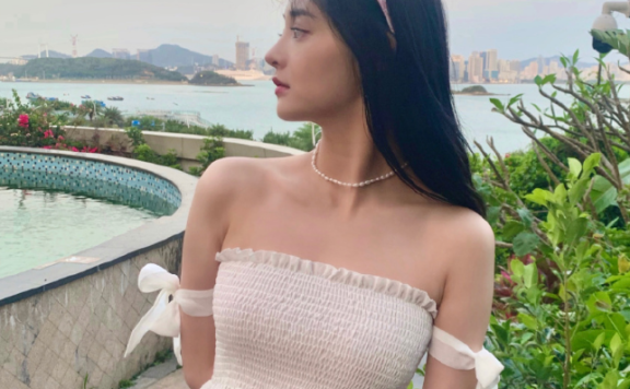 周洁琼为秀腰太拼，上衣只穿10CM，双手叉腰那刻：直男谁受的了