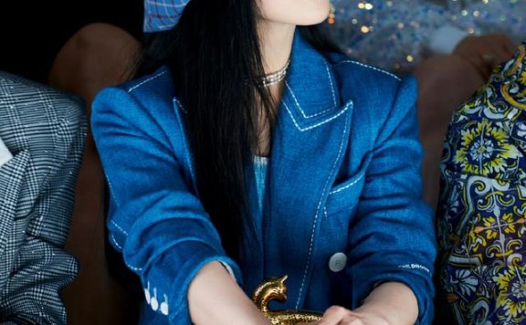 范冰冰闪耀时装周,穿纱裙C位出镜似众星捧月,抓拍美貌自带柔光