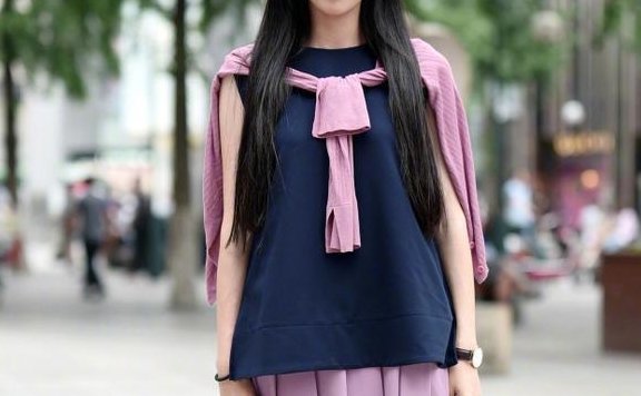 美女街拍,红色连衣裙走在街头,你就是街上的时尚潮人!