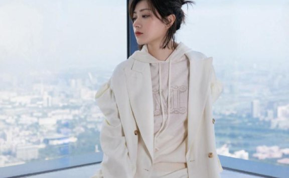 万茜休闲外套内搭卫衣清爽随意，慵懒丸子头时尚减龄