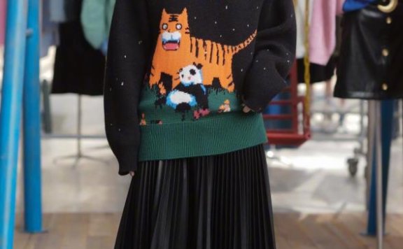 10月街拍,天气忽冷忽热,时髦小姐姐穿针织毛衣保暖洋气还年轻