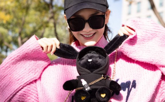 “廓形毛衣”别乱穿,学戚薇的最新穿法,让你变美还显瘦