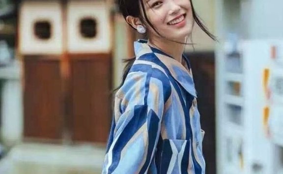 国内美女街拍,小姐姐脚踩白色拖鞋,穿搭优雅迷人有气质