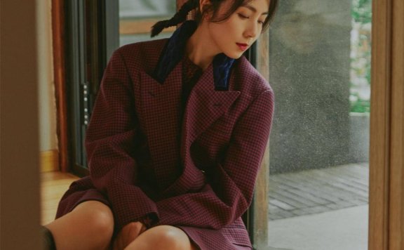 孙莉梳小辫穿格纹西装玩下衣失踪,踩及膝长靴美腿抢镜