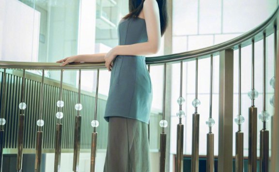 奔四的张靓颖更有女王范!抹胸礼服高调美艳,腰臀比过分优秀