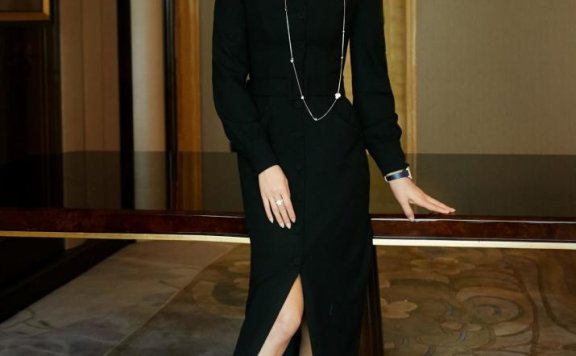 刘涛42岁穿星空纱裙美成仙,肤白貌美羡慕不来