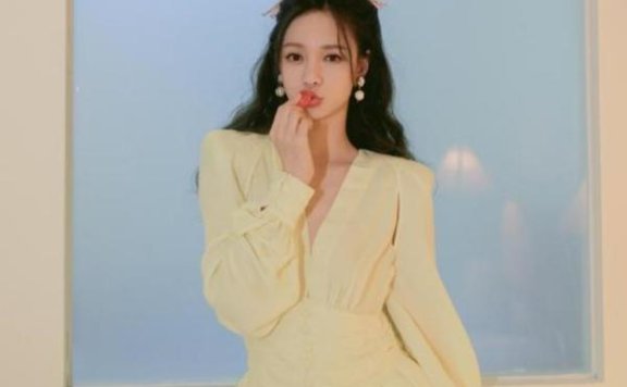 沈梦辰可爱起来真耐看，不仅服装显小，表情动作更像萝莉