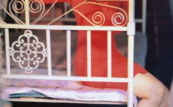 徐冬冬穿红色长裙拍大片,尽显完美身材比例