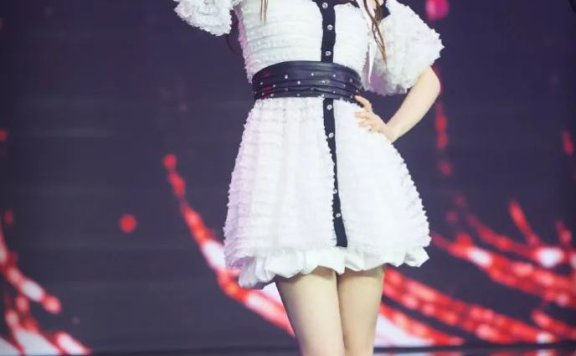 4位女明星撞衫，不同的打扮方式把衣服穿出了不同价位感