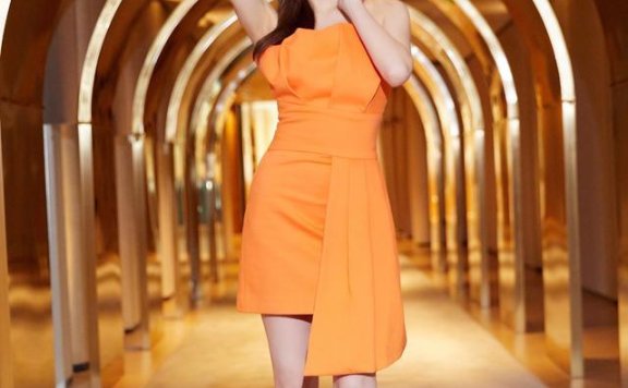 黄梦莹女主脸果然很高级,穿“橙子裙”知性俏皮,不对称却好吸睛