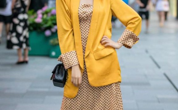 10月街拍:美女选择休闲西装,搭配秋装时髦又洋气